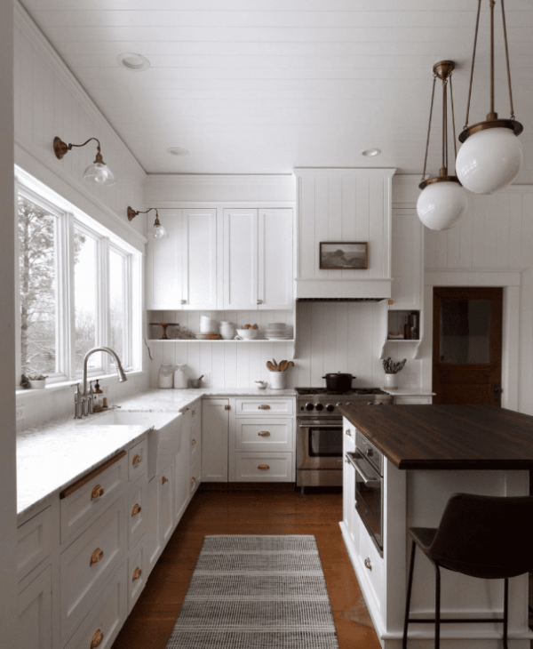 Dapur dengan meja dapur mungil yang bergaya klasik